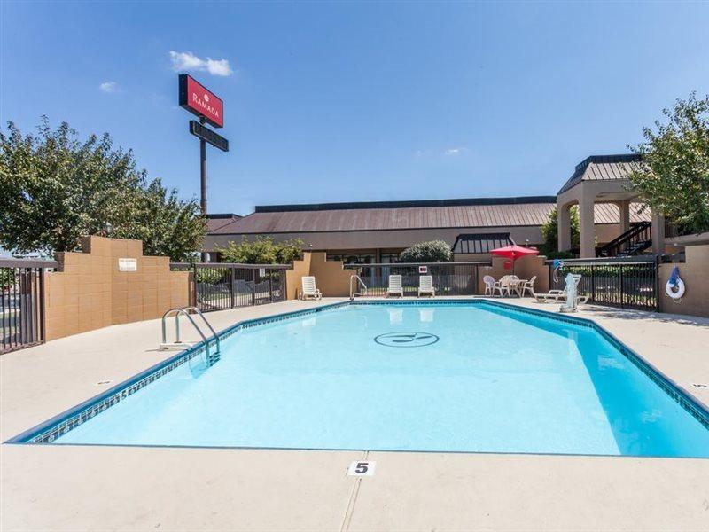 Ramada By Wyndham Lebanon Hotel Eksteriør billede