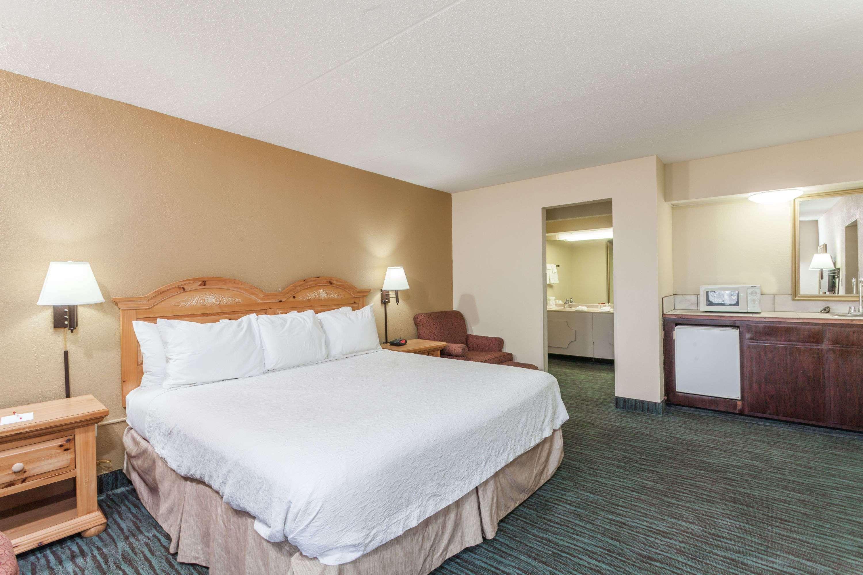 Ramada By Wyndham Lebanon Hotel Eksteriør billede